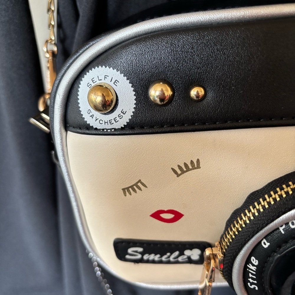 CAMERA SHAPED BAG includes 3 straps; two Crossbody and one to make it a satchel - Picture 3 of 11